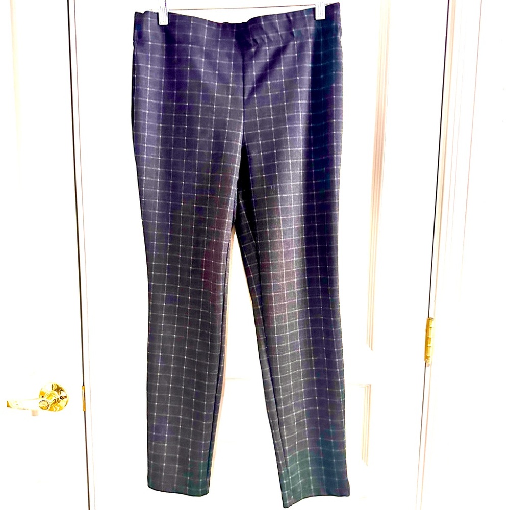 Max Studio pull on cropped slacks.